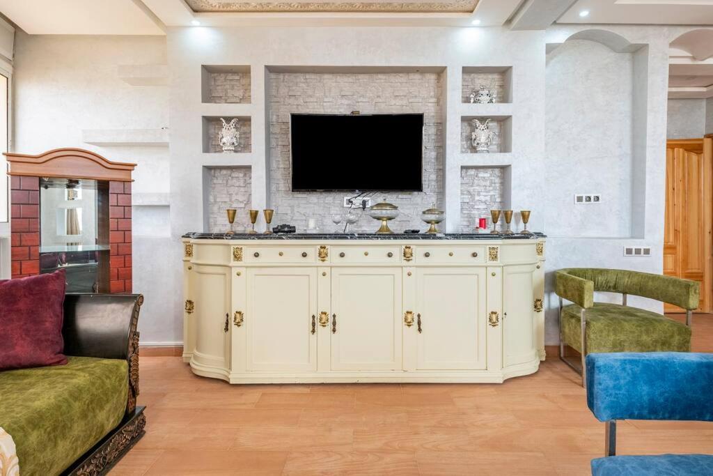 TV a/nebo společenská místnost v ubytování Villa avec vue sur mer