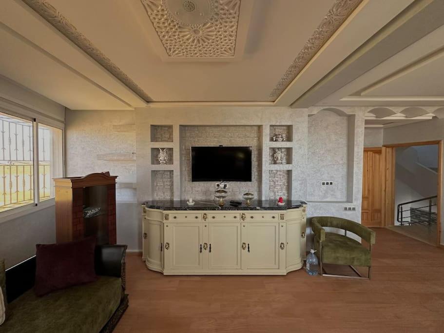 TV a/nebo společenská místnost v ubytování Villa avec vue sur mer