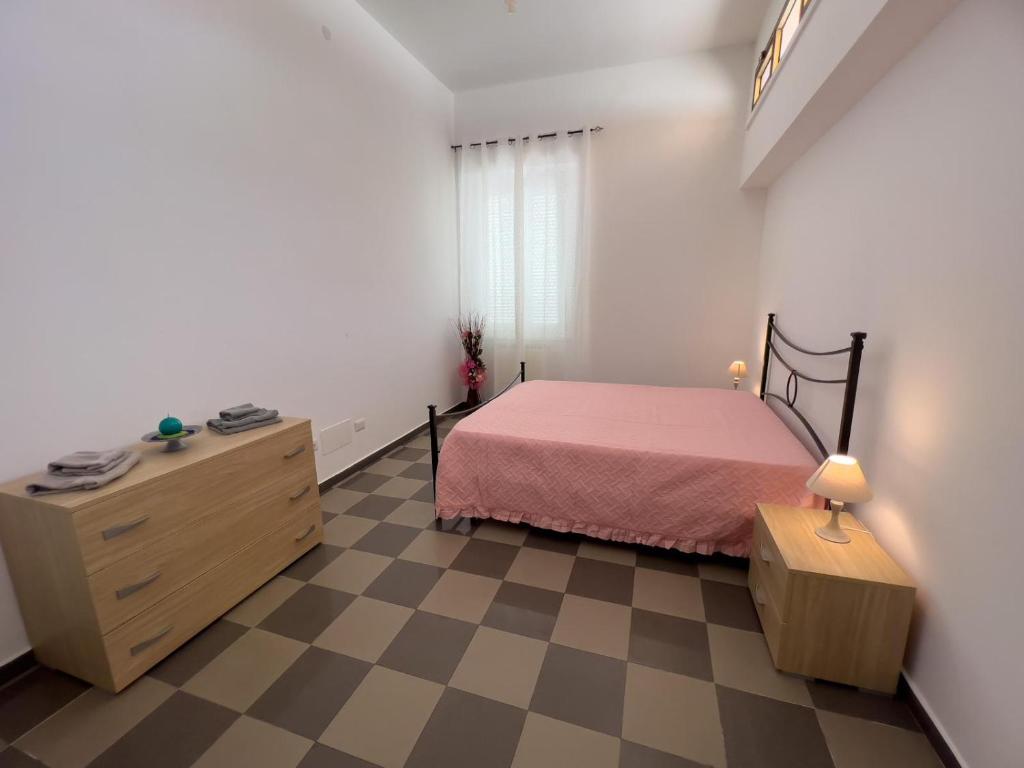 1 dormitorio con 1 cama y vestidor en Casa vacanze La Dimora Allegra, en Ladispoli
