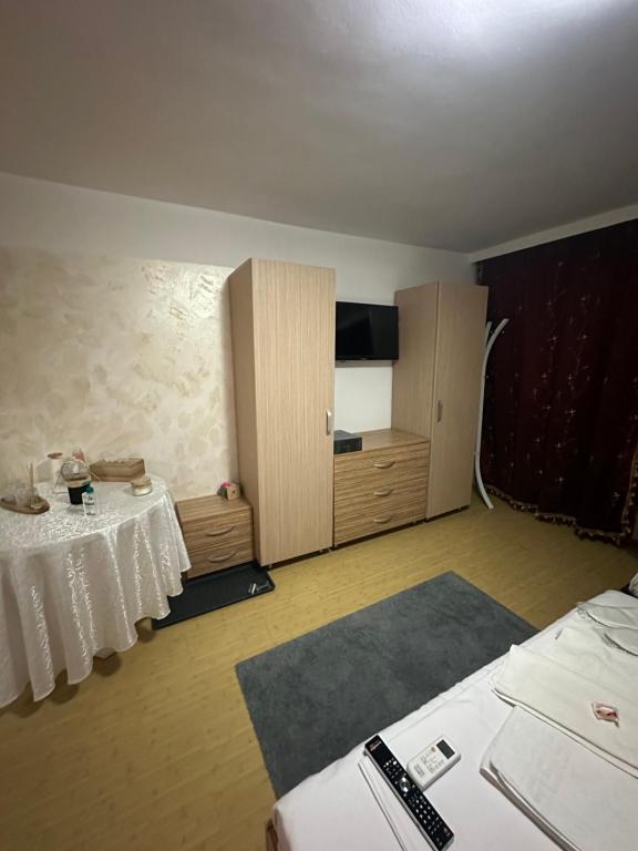 um quarto com uma cama, uma mesa e armários em Casa Alpin Videle em Videle