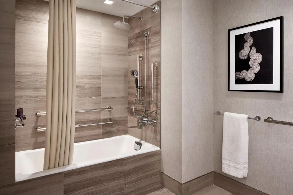 King Room with Lake View and Adapted Tub - Mobility Accessible