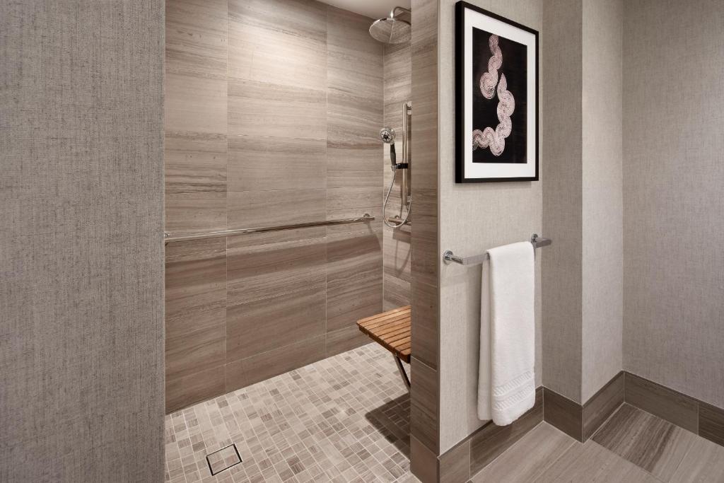 The Ritz-Carlton, Chicago - Deluxe King Room With City View And Roll-in Shower - Mobility Accessible