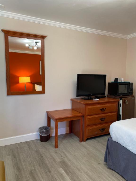 Howard Johnson by Wyndham Ridgecrest, CA photo