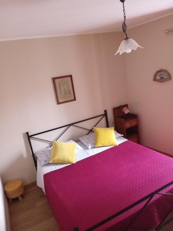 Łóżko lub łóżka w pokoju w obiekcie San Nicolò Holiday Home