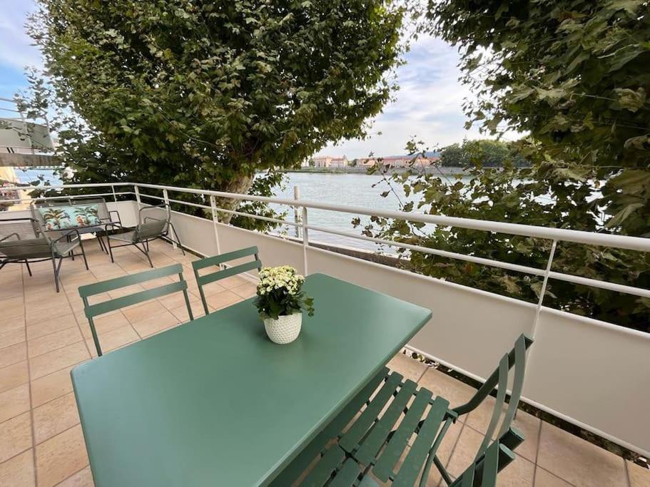 una mesa azul con una maceta en el balcón en LICHEN, Superbe vue sur le Rhône ! 3 Chambres, en Tain-lʼHermitage