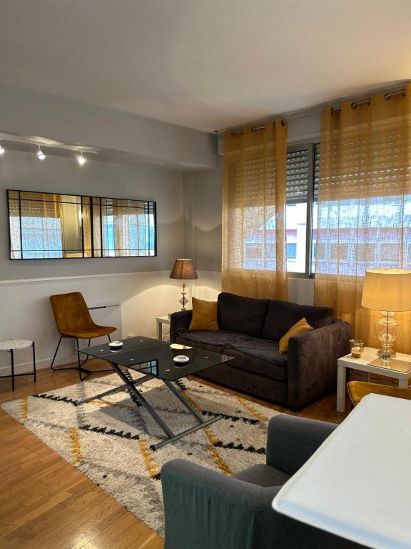 a living room with a couch and a table at Appartement central in Toulouse