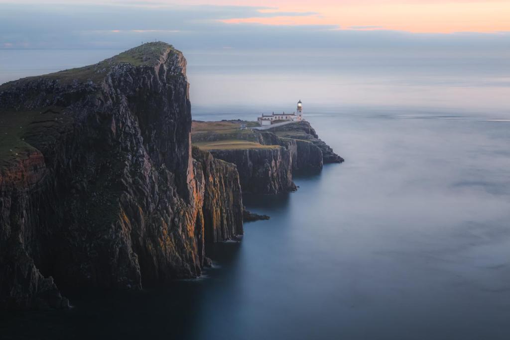 un phare sur une falaise près de l'océan dans l'établissement AURORA rural RETREATs, à Glendale