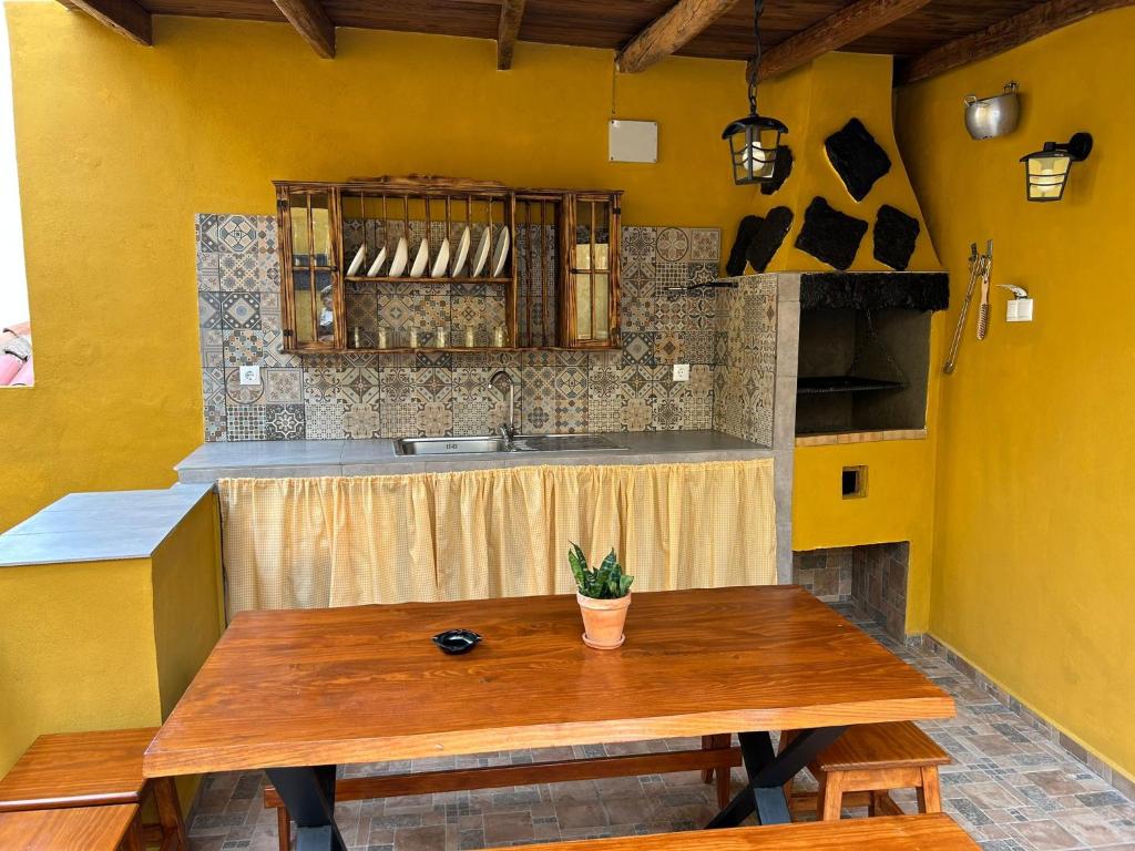 Tradicional Casa Canaria con piscina y vistas al Teide tesisinde mutfak veya mini mutfak