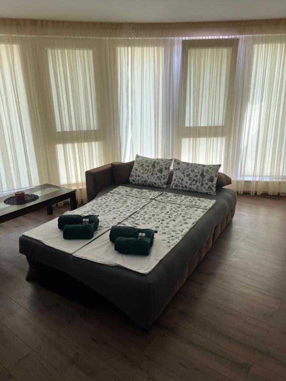 een groot bed in een kamer met ramen bij Ultra Lux Apartment Free Underground Parking in Pazardzhik