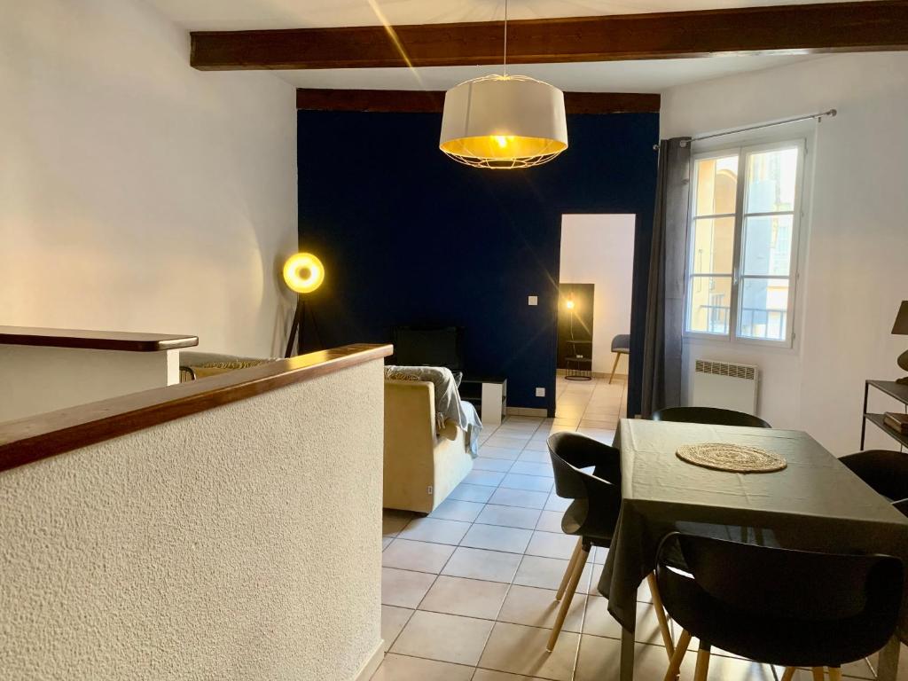 - un salon avec une table et une salle à manger dans l'établissement Le Cosy de la Vieille Intendance, à Perpignan