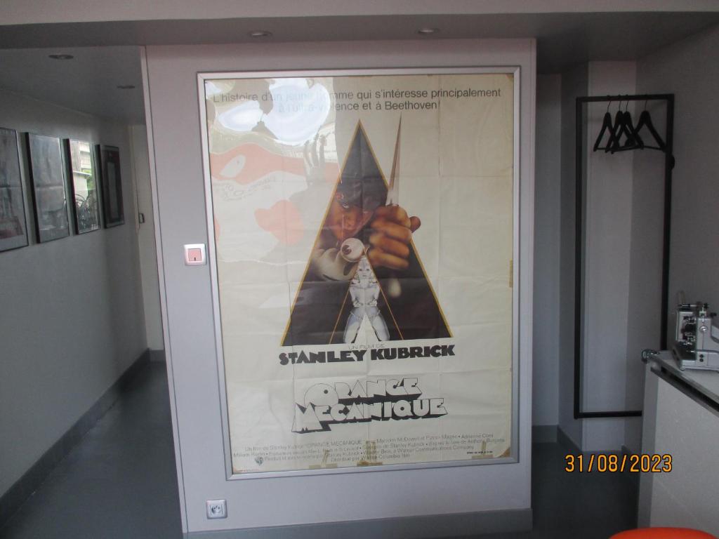 een poster van een film aan de muur bij STUDIO ORANGE CINEMATIC 59 in Charleville-Mézières
