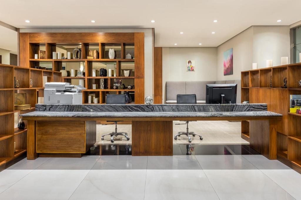 an office with a large counter top in a room at Crowne Plaza Airport by IHG in Tocumen