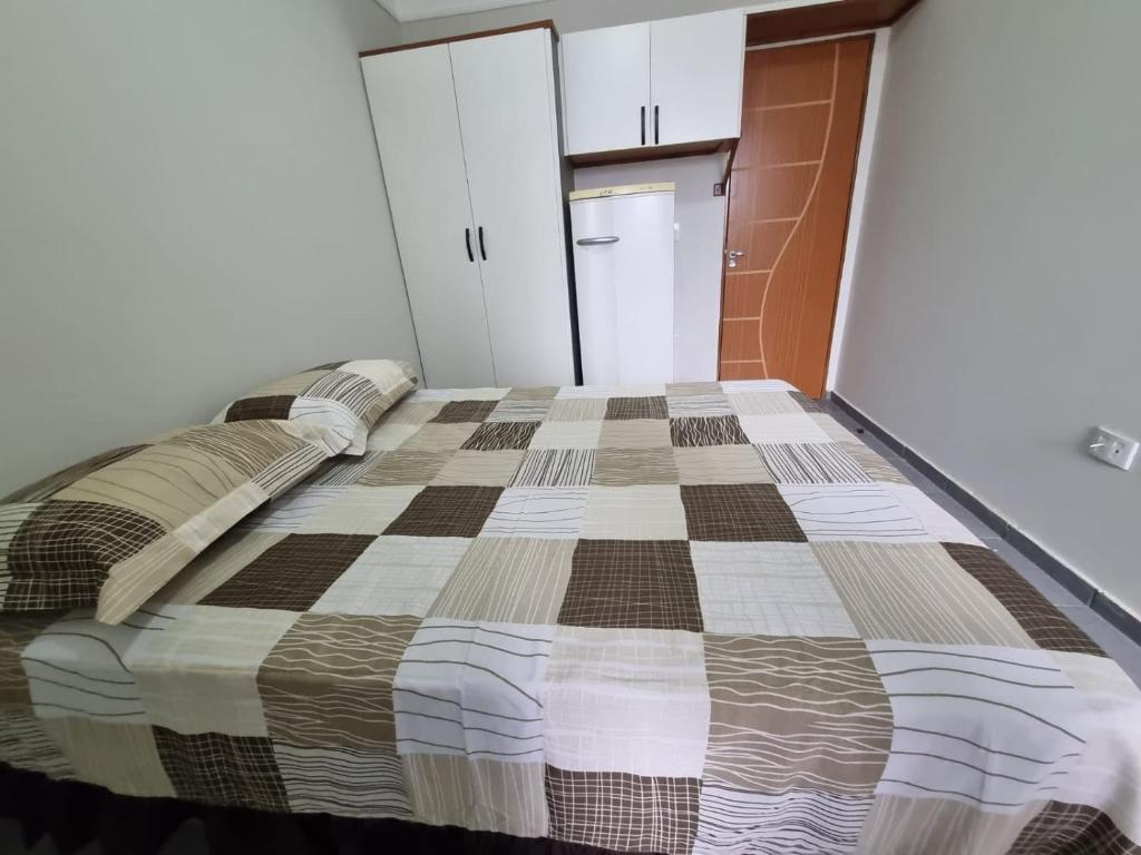 1 dormitorio con 1 cama en una habitación en Studio GT, en São Carlos