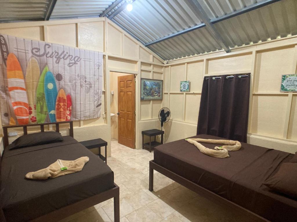 TV a/nebo společenská místnost v ubytování YEJOS Jungle Lodge