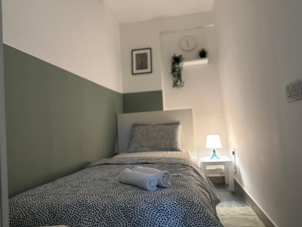Un dormitorio con una cama con una toalla blanca. en Beautiful Partition Room in Al barsha 1 Near Metro, en Dubái