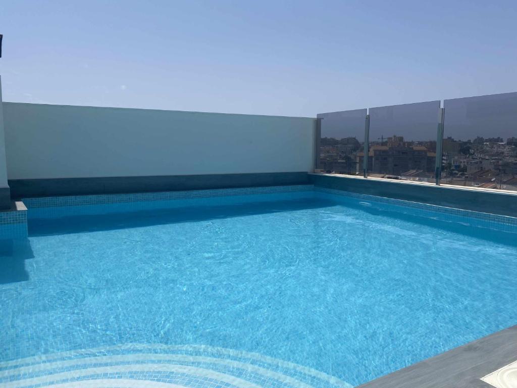 a large blue swimming pool on a building at Moderno apartamento a 200m de la playa in Torrevieja