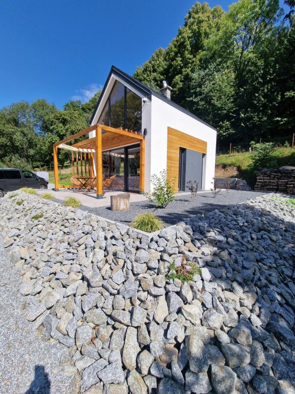 ein kleines Haus mit einem Steingang und einem Gebäude in der Unterkunft Nad Strumieniem in Peterswaldau