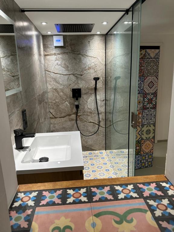 W łazience znajduje się umywalka i prysznic. w obiekcie Doppelbett Suite, nähe Messe w mieście Düsseldorf