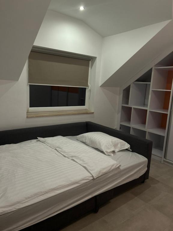 Ein Bett oder Betten in einem Zimmer der Unterkunft Przestronny Apartament
