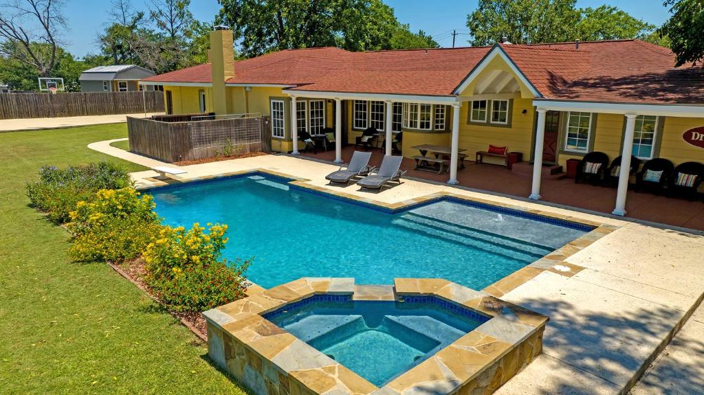 Sunshine Haus with Pool and Hot Tub, Fredericksburg – Updated 2023 Prices