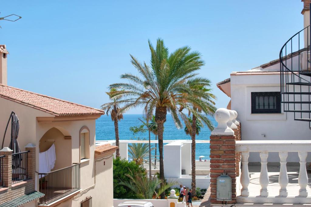 vistas al océano desde el balcón de una casa en Casa del puerto, encanto junto al mar, en Estepona
