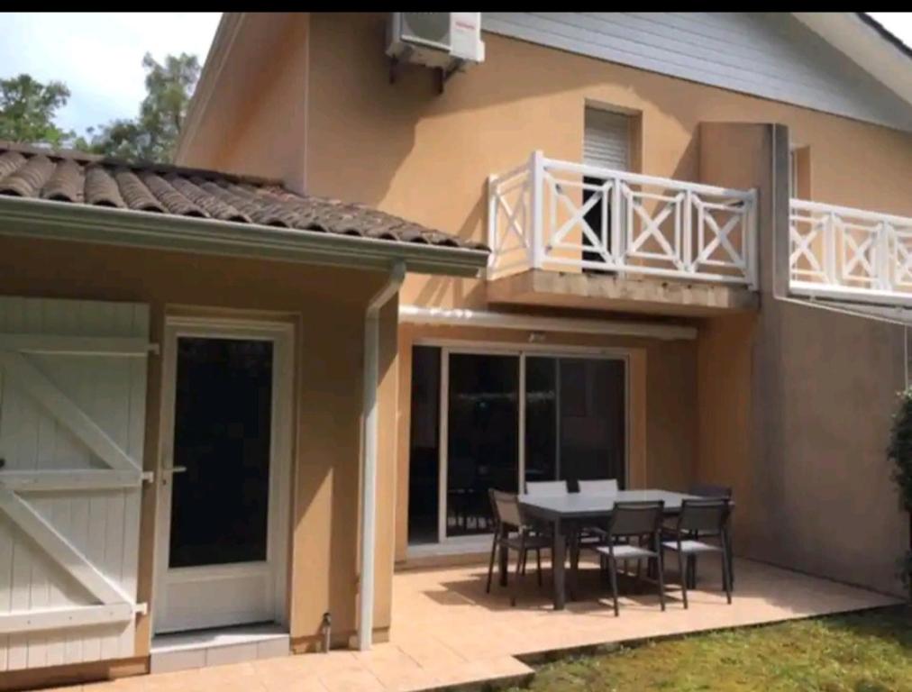 Balkón nebo terasa v ubytování Agréable maison climatisée idéalement placée pour 6personnes vieux boucau