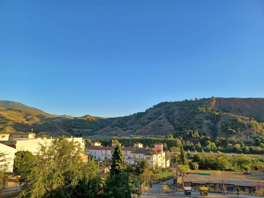 Vistas a una ciudad con una montaña en el fondo en Apartamento Arrufat&Osorio, en Granada