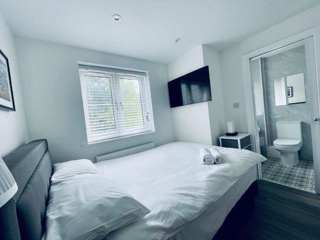 a bedroom with a large bed and a toilet at Riverside Premium En suite Double Room E14 in London