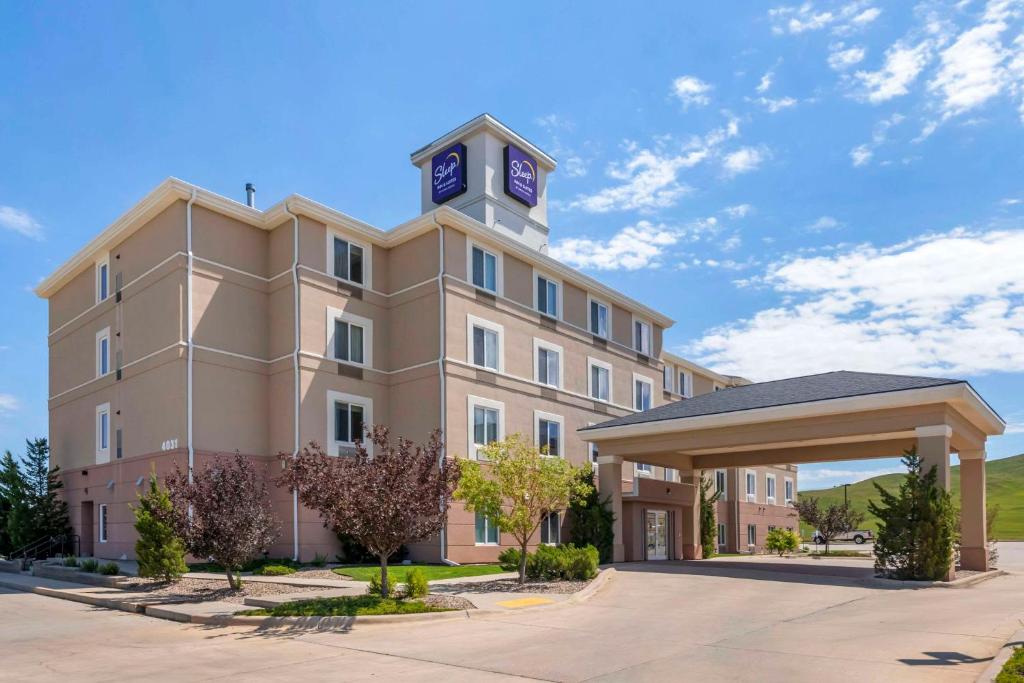 ein Gebäude mit einem Uhrturm darüber in der Unterkunft Sleep Inn & Suites in Rapid City