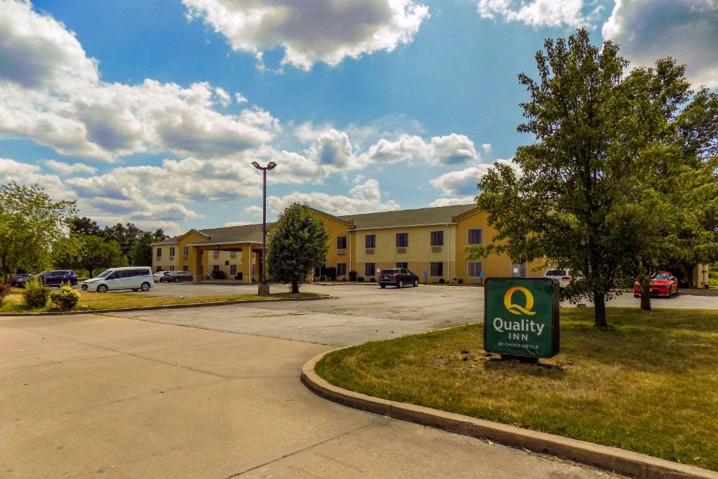 a sign in front of a building with a parking lot at Quality Inn Kingdom City, MO in Kingdom City