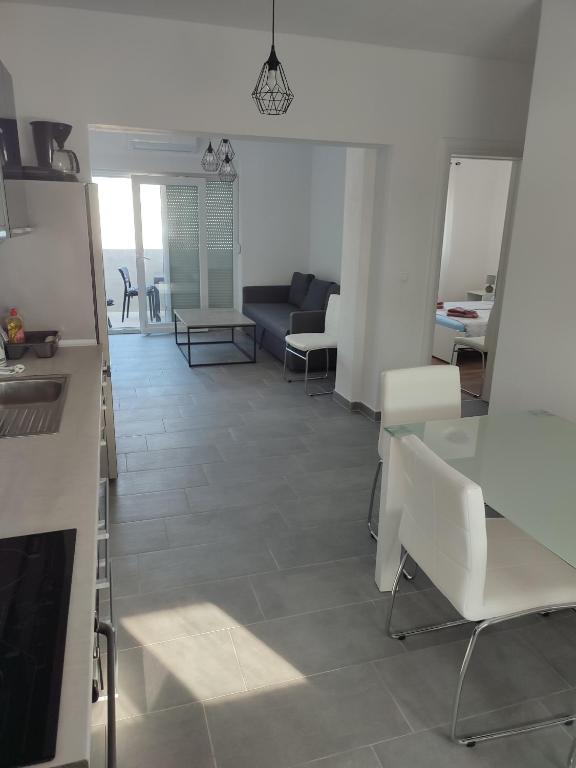 a living room with a table and a couch at Apartmani Tea in Jezera
