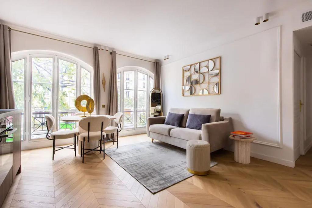 un salon avec un canapé et une table dans l'établissement Luxurious & Central 2BD Apart for 4, à Paris