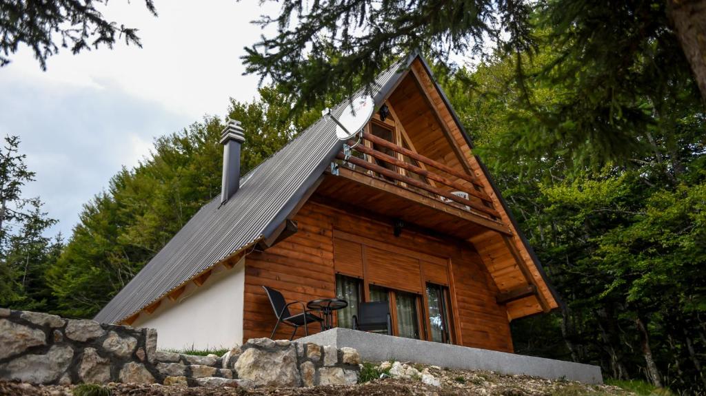 Cabaña de madera con techo de metal en Highlander guesthouse, en Žabljak