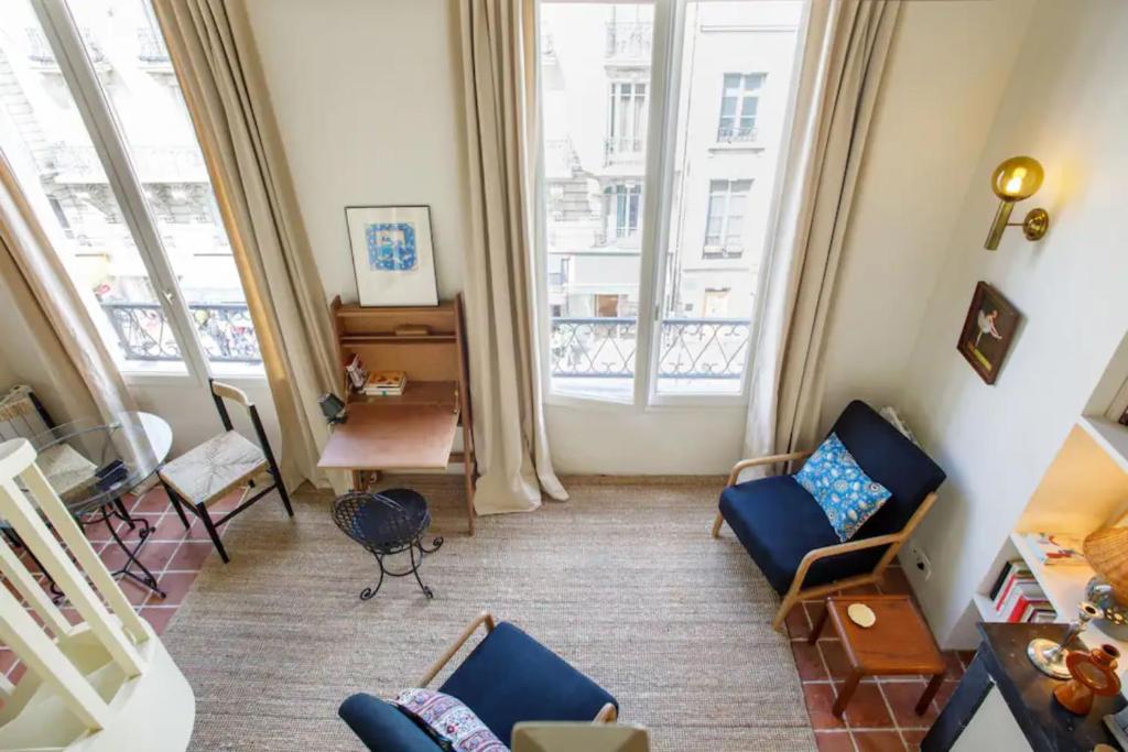 - un salon avec vue sur un bâtiment dans l'établissement Centrally located duplex Notre Dame, à Paris