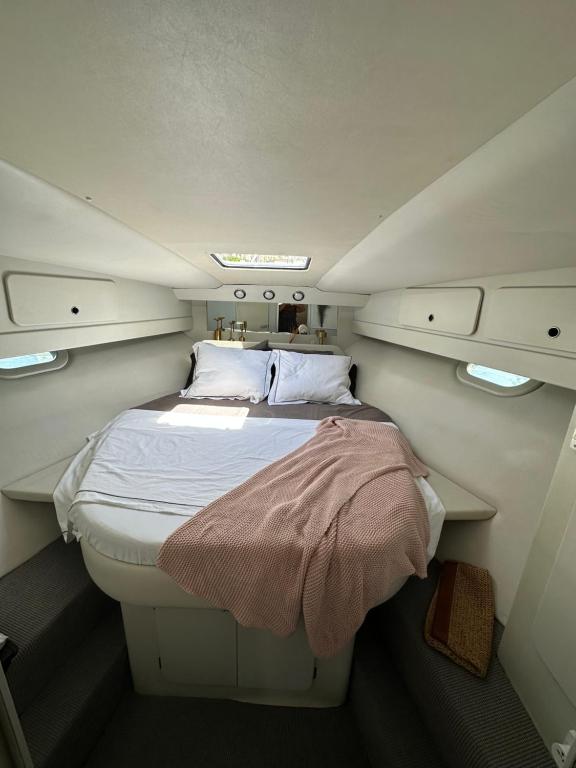1 dormitorio pequeño con 1 cama en una habitación pequeña en Boat in Puerto de Mogán, en Puerto de Mogán