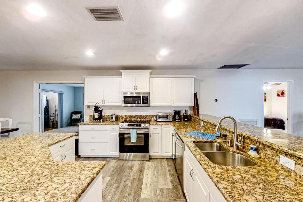 Kuchyň nebo kuchyňský kout v ubytování Lakefront Living