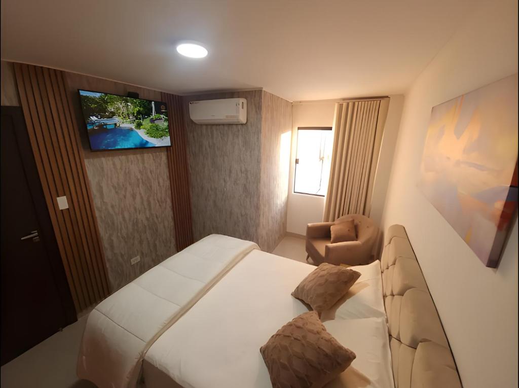 una camera d'albergo con letto e TV di Lujoso depto. en Equipetrol a Santa Cruz de la Sierra