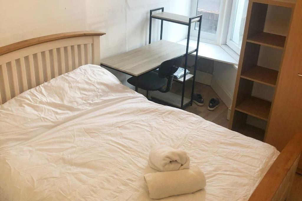 Postel nebo postele na pokoji v ubytování 7 Double Bedroom Portsmouth House