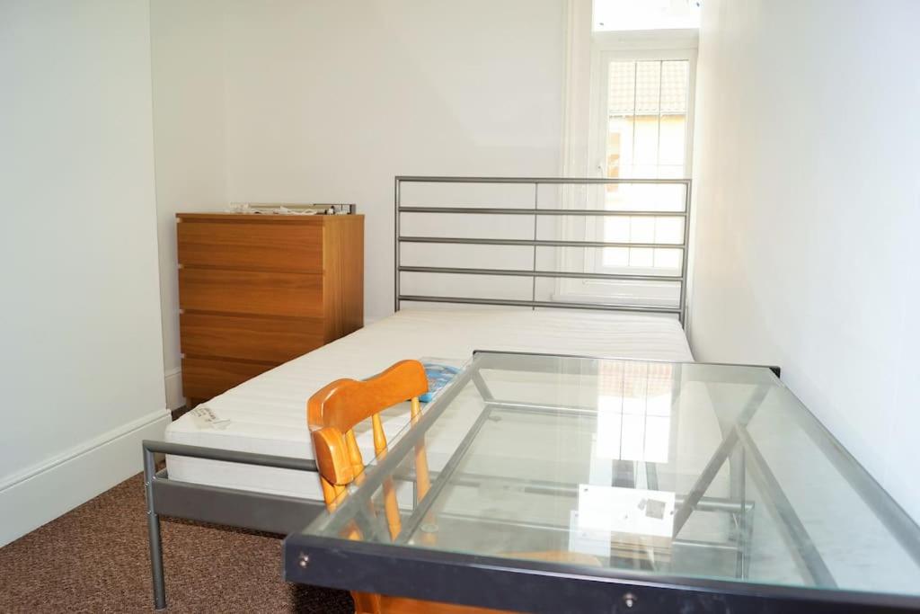 Postel nebo postele na pokoji v ubytování 7 Double Bedroom Portsmouth House
