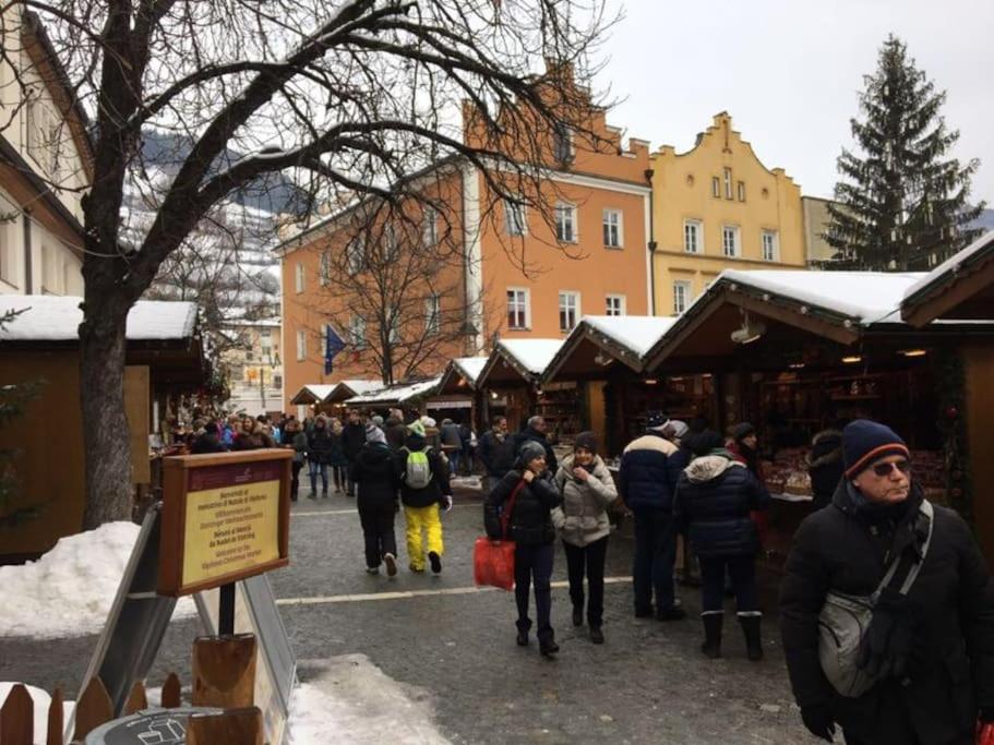 Une foule de gens se promenant autour d'un marché en plein air dans l'établissement BIS Vipiteno, à Vipiteno