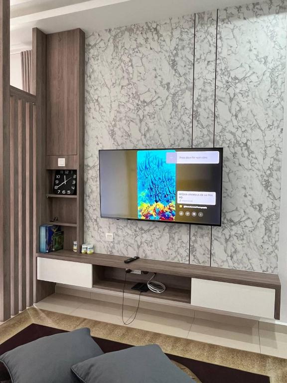 TV a/nebo společenská místnost v ubytování Tambun Hillview Cottage 2