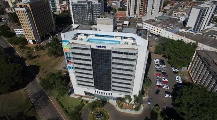 an aerial view of a large building in a city at COBERTURA DUPLEX 70 m COM HIDRO NO MELHOR HOTEL DE TAGUATINGA in Taguatinga