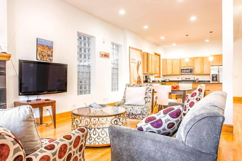 een woonkamer met een bank, stoelen en een tv bij Spacious & Stylish Home at the heart of Wicker Park in Chicago