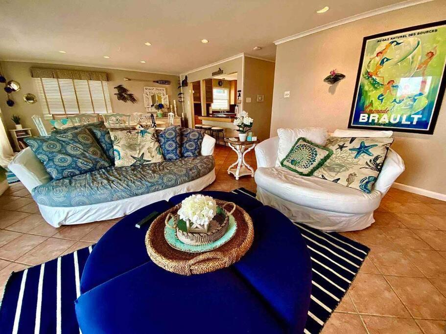 een woonkamer met 2 banken en een tafel bij BEACH FRONT Luxury Home + Direct Beach Access in Ocean City