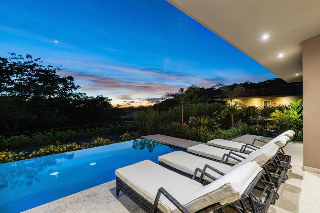 una piscina con tumbonas junto a una casa en The Haven -2BR Private Home at Mar Vista en Brasilito