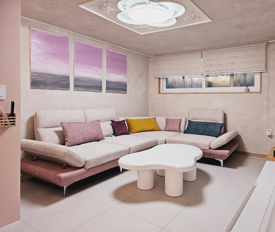 een woonkamer met een bank en een tafel bij Close to Gangnam, COEX & Luxury Apartment near Lotte world in Seoul