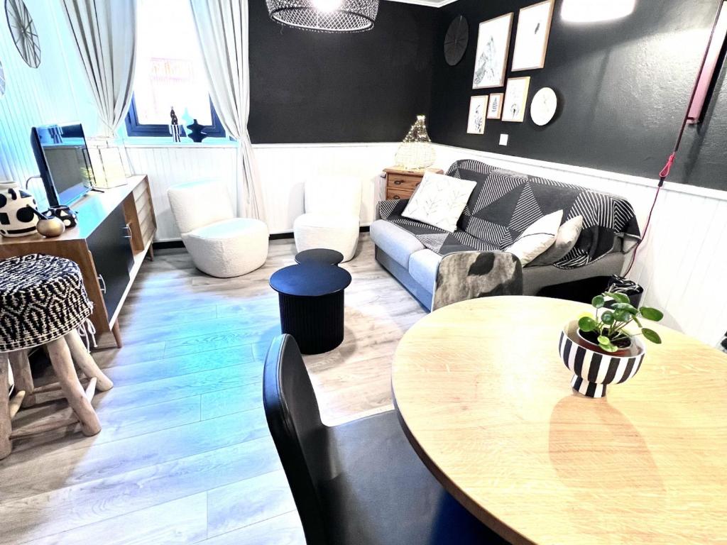 un salon avec une table et un canapé dans l'établissement Appartement charmant, 1 chambre, parking privé, WiFi - Les Gets - FR-1-671-144, aux Gets