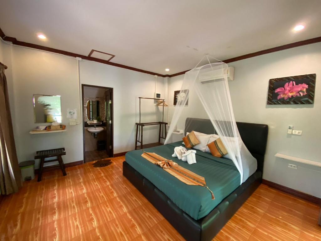 Postel nebo postele na pokoji v ubytování Khao Sok River & Jungle Bungalow
