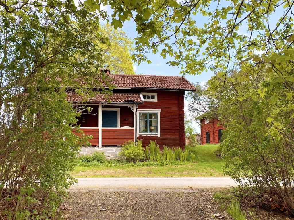 a small house in the middle of a yard at Holiday home GRANGÄRDE II in Grangärde