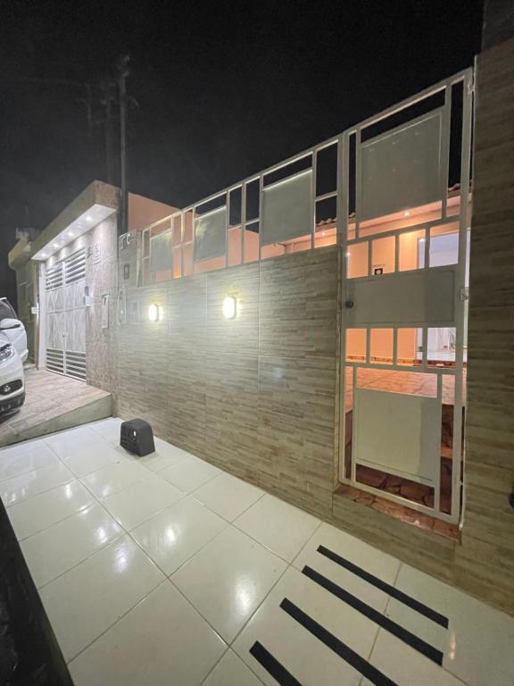 uma vista para um edifício à noite em Napolitan House em Manaus